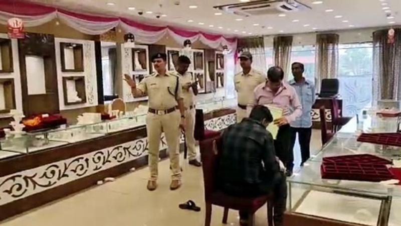 Delhi Jewellery store robbed 