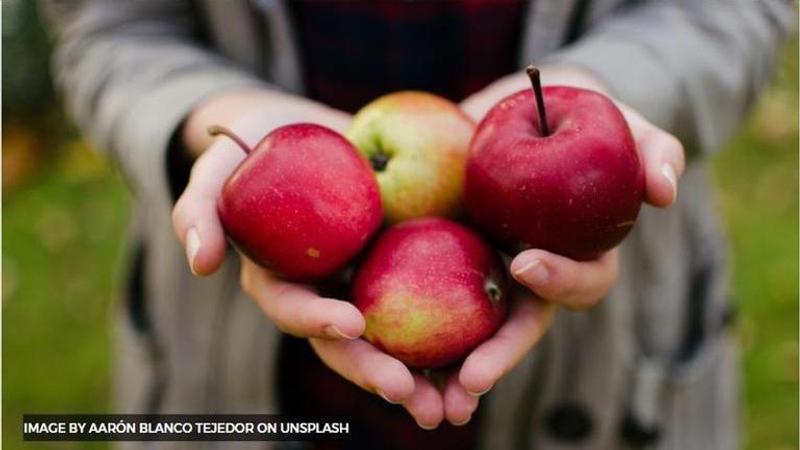 five apples in a basket