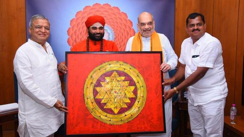 Vachanananda Swami meets Amit Shah