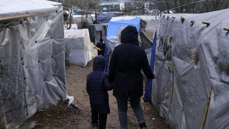 Migrants gather near border with Greece