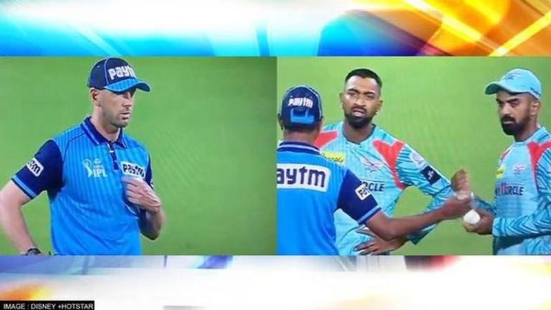 KL Rahul and Krunal Pandya arguing