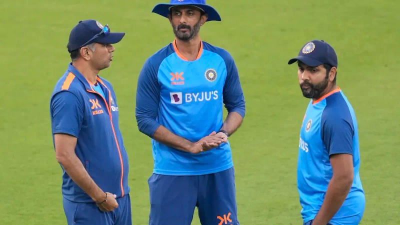 Vikram Rathour in discussion with Rohit Sharma and Rahul Dravid