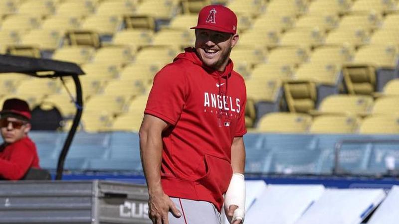 MLB: Mike Trout far from return after having stitches removed from surgery on broken hand