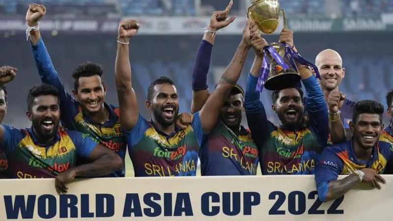 Sri Lanka players with Asia Cup 2022 trophy