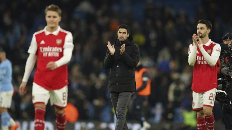 Mikel Arteta walks on the pitch