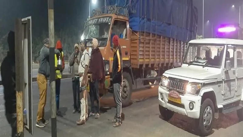 Free tea being served to truck drivers in Odisha's cities at night