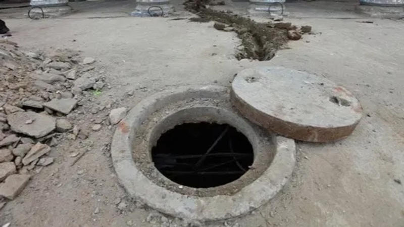 K'taka Mumbai: Two Labourers Die After Falling Into Septic Tank; One Criticalmakes studentK'taka school makes student clean septic tank clean septic tank