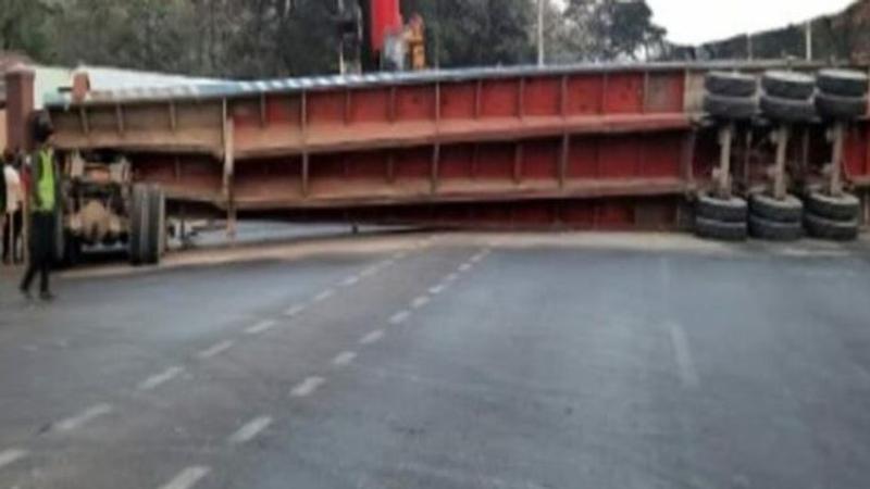Pune Traffic: Cargo Container Overturned Near Raj Bhavan