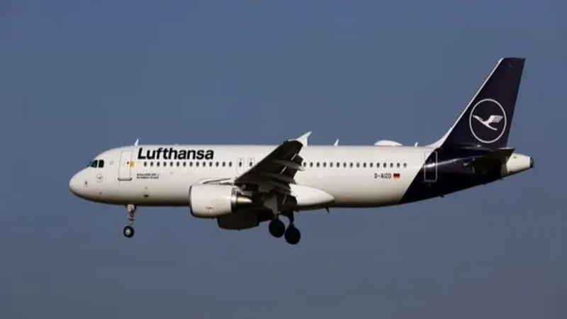 Lufthansa shares fall