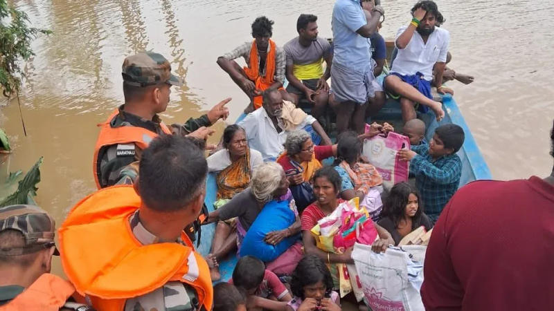 The Army  teams using  BAUT and local fishermen boats to rescue stranded villagers