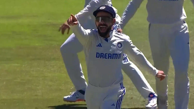 Virat Kohli celebrates wicket