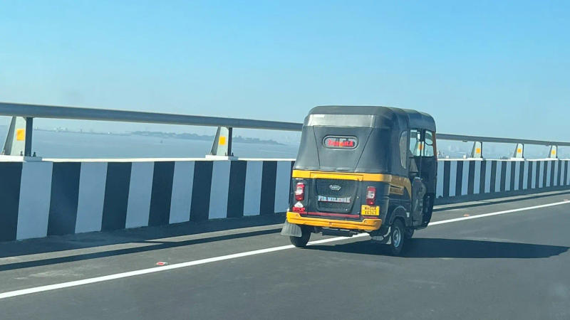 Auto Rickshaw Breaks Traffic Rules on Mumbai's 'Atal Setu' 