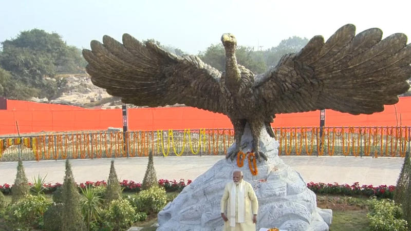 PM Modi with Jatayu statue