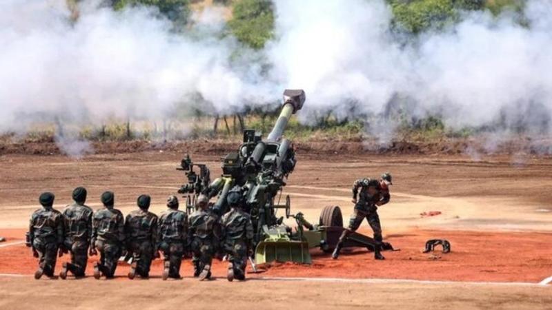 India Soldiers firing M777 howitzer 