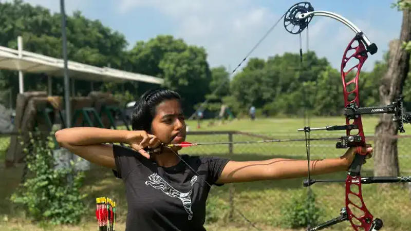 Aditi Swami eyeing a target during Archery