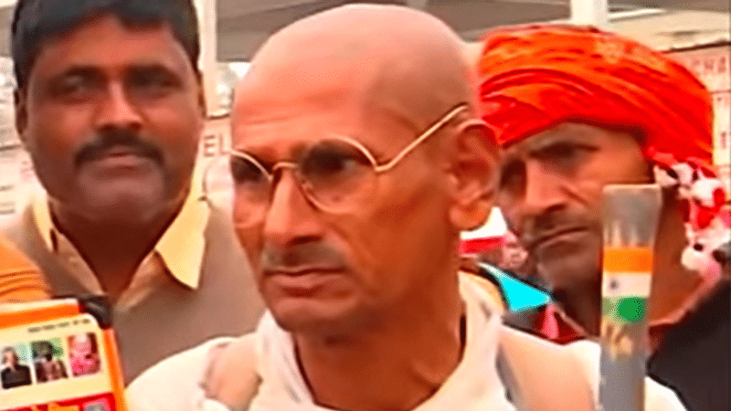 Ahead of Ram Mandir Consecration, Mahatma Gandhi's Lookalike Reaches Ayodhya on Foot 