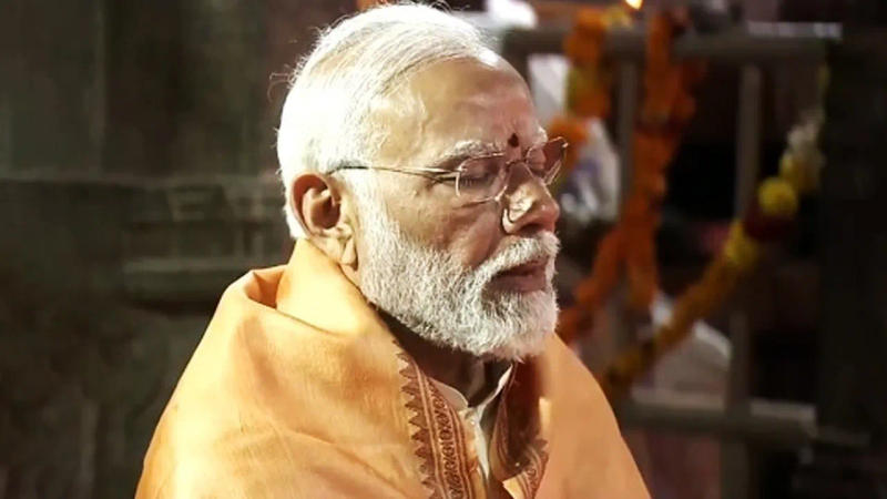 Prime Minister Narendra Modi offers prayers at the Veerbhadra Temple in Lepakshi, Andhra Pradesh