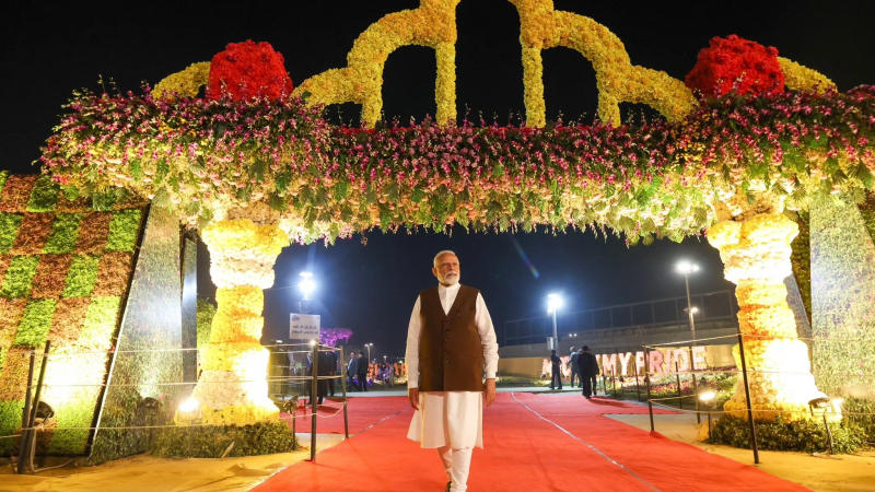 PM Narendra Modi Enjoys Flower Show in Ahmedabad After Vibrant Gujarat Summit