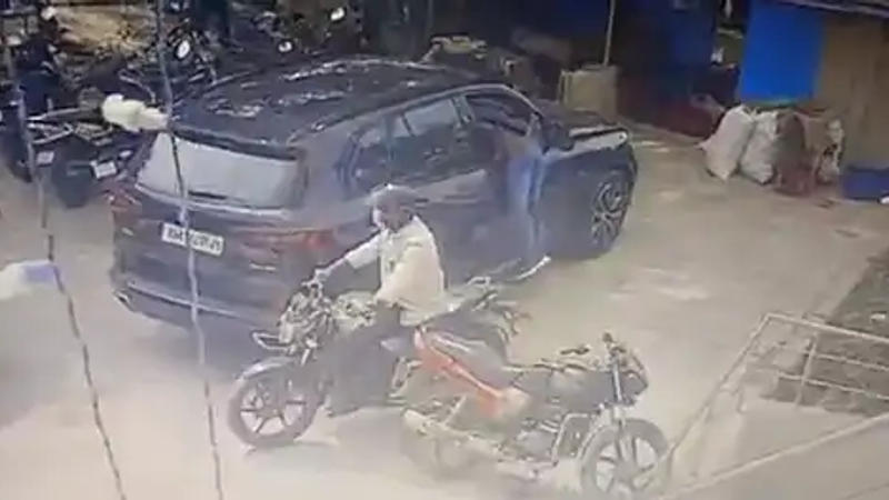 2 men steal money from bmw