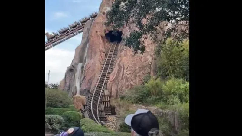 Riders Plunge into World Everest Roller Coaster for 30 Minutes