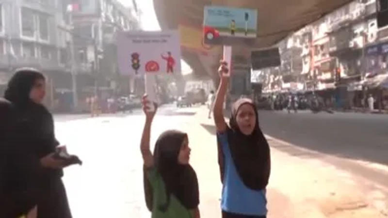 Mumbai Police engage school & madrasa students to spread the 'No Honking' message under the JJ flyover & Bhendi Bazaar area. 