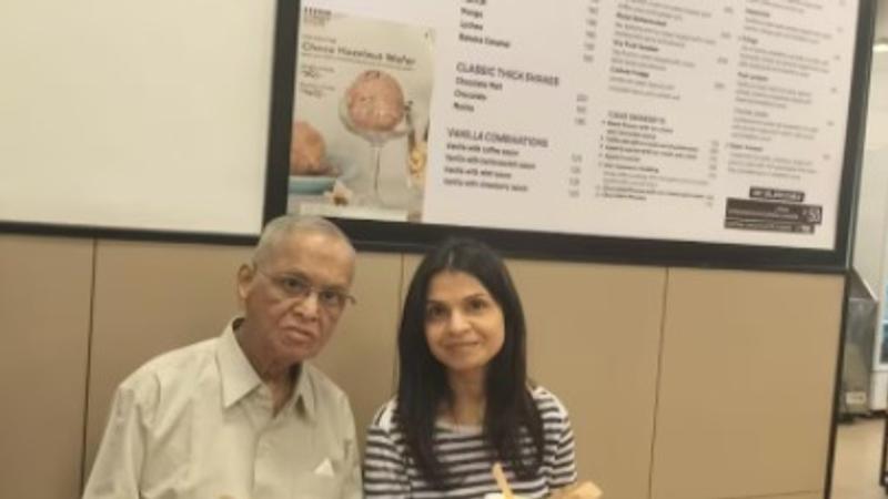 Akshata Murty and Narayana Murthy enjoying ice cream 