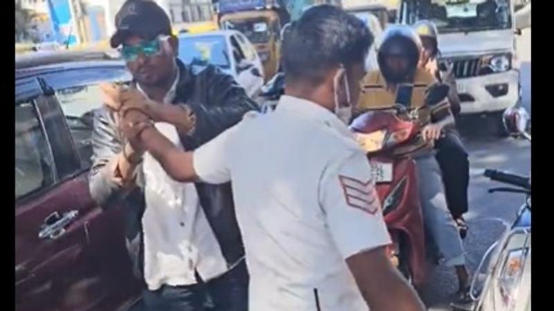 Video Of Bengaluru Man Biting Traffic Police Officer's Hand Goes Viral 
