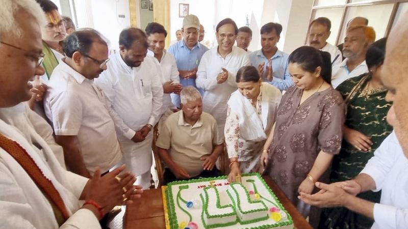 Lalu celebrates 77th birthday