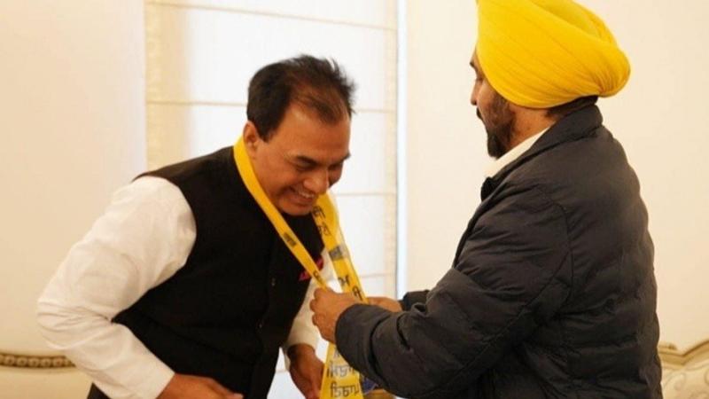 r Raj Kumar Chabbewal Joins AAP in Punjab in Presence of CM Bhagwant Mann Soon After Quitting Congress