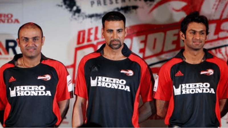 Akshay with Delhi Daredevils team