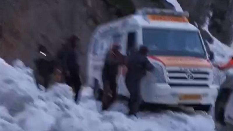 Jammu and Kashmir: Pregnant Woman Rescued From Avalanche in Zoji La Area of Sonamarg