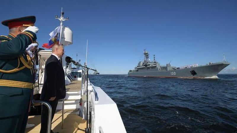 Russia: Putin joins naval parade, promises navy new ships