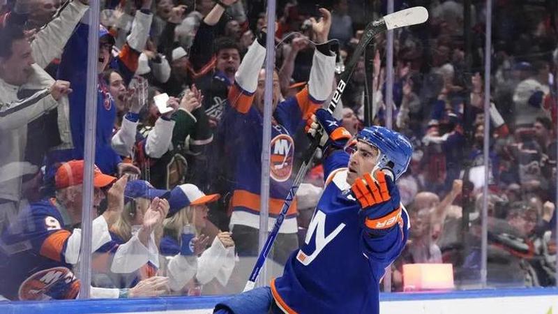 Islanders score 4 times in 2nd period to down Lightning 6-1