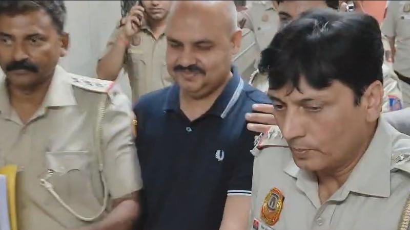 Bibhav Kumar reaches Tis Hazari Court