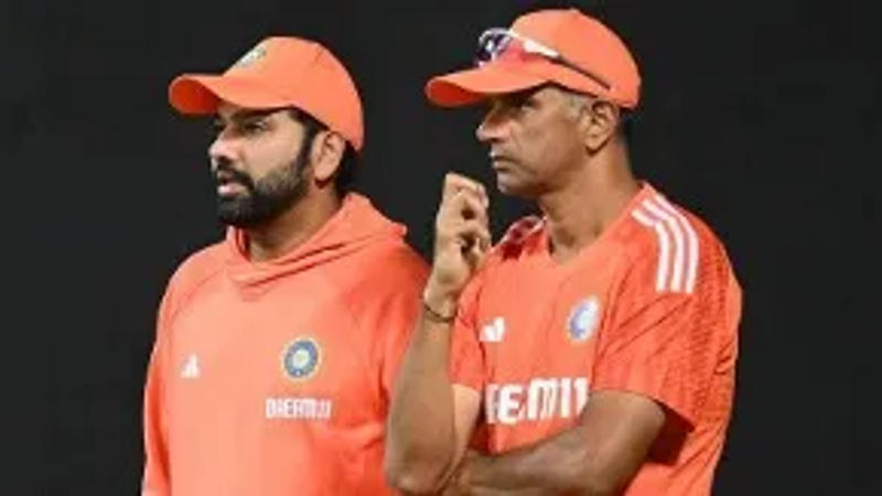 Rohit Sharma & Rahul Dravid having some serious discussion during India's practice session