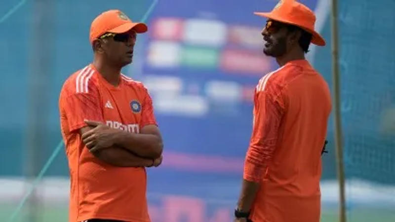 Rahul Dravid interacts with Vikram Rathour during Team India's training session