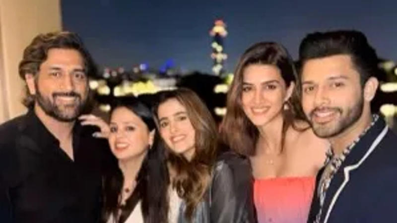 Kriti Sanon, Nupur Sanon and MS Dhoni