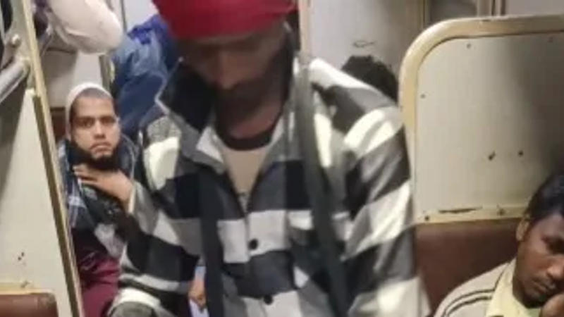 Food vendor seling namkeen on the train went viral