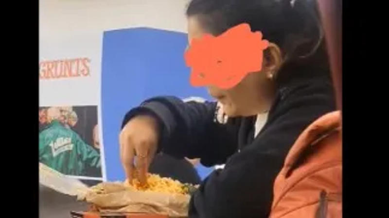 Woman eating rice with hands sparkled debate on the social media