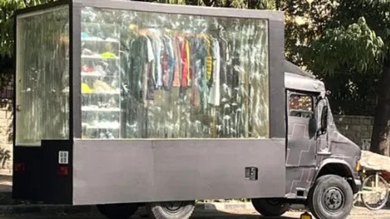Man Finds a Mobile Walk-In Apparel Shops, Internet Stunned with this peak Bengaluru moment