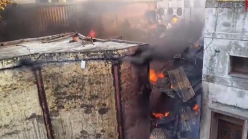 BREAKING: A massive fire broke out inside a clothing store located in the Chandni Chowk Marwari Katra Market area of Delhi.