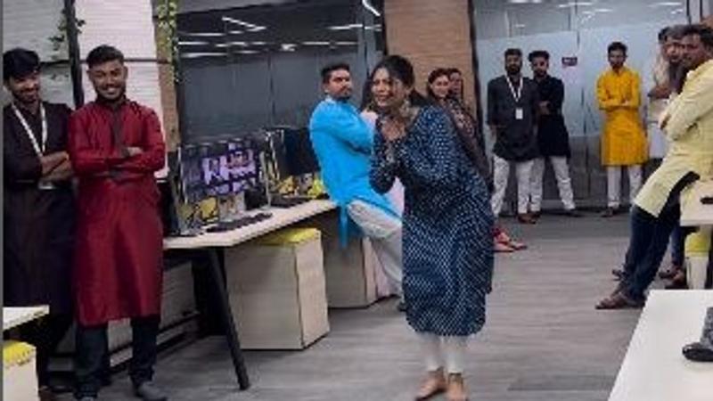 Khalasi Dance Trend At Office