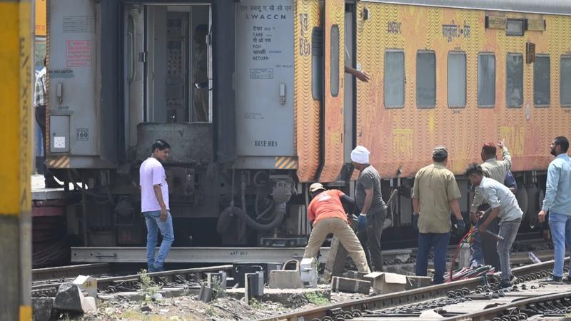  Two coaches of the Tejas Express coming from Bhubaneswar to Delhi derailed near Ghaziabad railway station