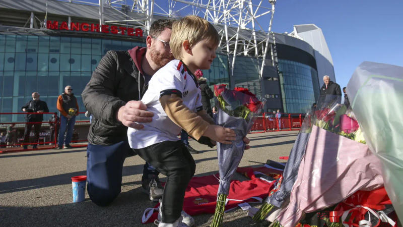 Soccer fans flock to Old Trafford to pay tribute to Bobby Charlton