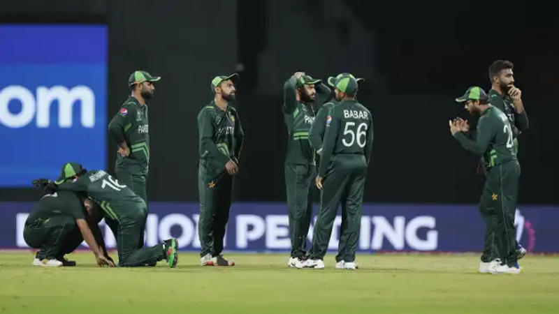 Disappointed Pakistan cricket team after loss against South Africa 