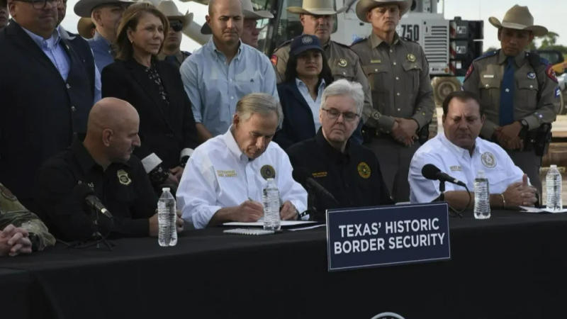 Texas governor signs law to allow police arrest illegal migrants