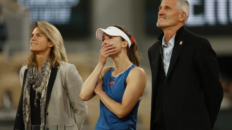 Alizé Cornet was given a standing ovation and a farewell trophy after playing the final match of her long tennis career, a 6-2, 6-1 loss to No. 7 seed Zheng Qinwen in the first round of the French Open on Tuesday.