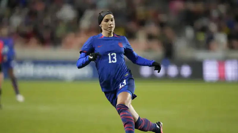 Alex Morgan misses penalty