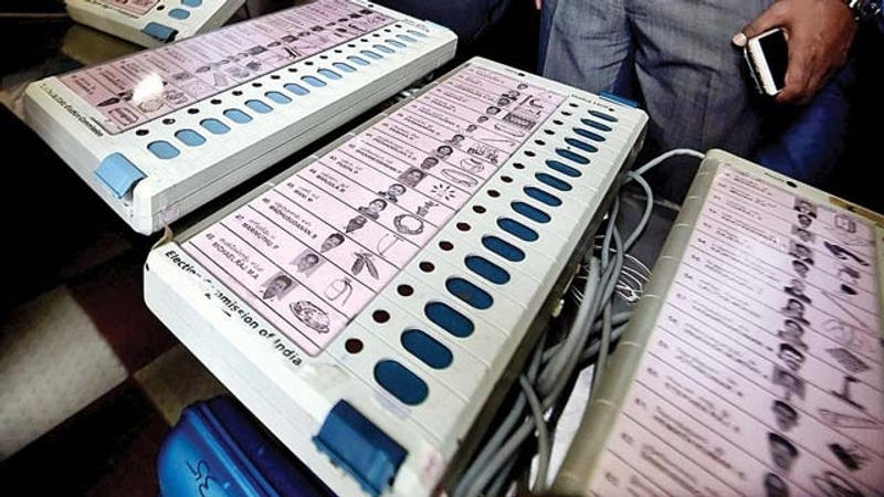   Maratha Quota Supporter Tries to Set EVM on Fire at Polling Station in Solapur, Gets Arrested 