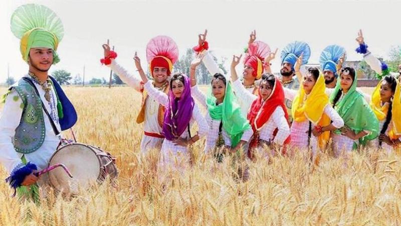 Baisakhi 2022, baisakhi celebrations, baisakhi dance, punjabi folk dance, punjabi dancers, punjabi men and women dance